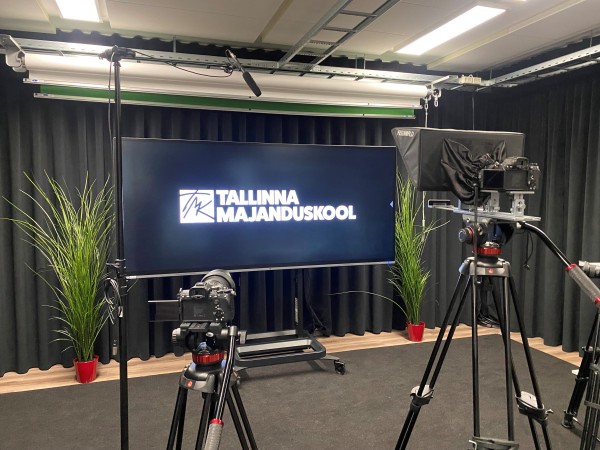 Interactive screen i3TOUCH ULTRA with wall mount - Tallinn School of Economics